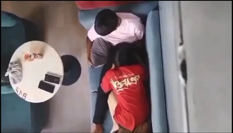 Quay lén bạn gái liếm bú cho em gái nơi công cộng